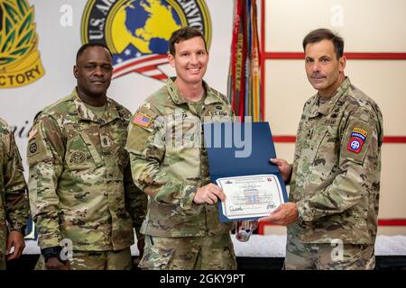 La 82e Division aéroportée accueille son bénévole de la cérémonie du quart au Culinary Arts Training Centre, fort Bragg, N.C., le 27 juillet 2021. Les lauréats du 3e trimestre de l'exercice 2021 étaient Mme Kristen Vona, Mme Mellisa DiMarco, Mme Victoria Wells, Mme Tori Mclntyre, Mme Amy Rasberry, Et le sergent d'état-major. Herrera de Bretagne. Banque D'Images