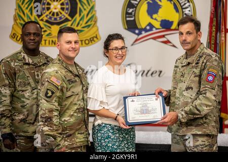 La 82e Division aéroportée accueille son bénévole de la cérémonie du quart au Culinary Arts Training Centre, fort Bragg, N.C., le 27 juillet 2021. Les lauréats du 3e trimestre de l'exercice 2021 étaient Mme Kristen Vona, Mme Mellisa DiMarco, Mme Victoria Wells, Mme Tori Mclntyre, Mme Amy Rasberry, Et le sergent d'état-major. Herrera de Bretagne. Banque D'Images