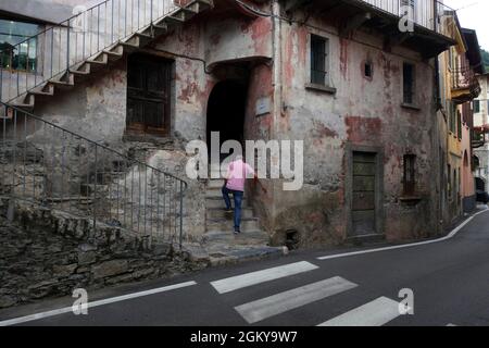 Brienno dans la province de Côme dans la région italienne Lombardie. Ancienne propriété négligée Banque D'Images