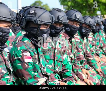 Le Tentara Nasional Indonesia, aux côtés des parachutistes du 2e Bataillon, 508e Régiment d'infanterie de parachutisme, 2e Brigade combat Team, 82e Division aéroportée, a mené une formation de base de recyclage aéroporté le 27 juillet 2021 à fort Bragg, en Caroline du Nord. La Tentara Nasional Indonesia et la 82e Division aéroportée travaillent ensemble pour améliorer l'interopérabilité entre les deux nations. Banque D'Images