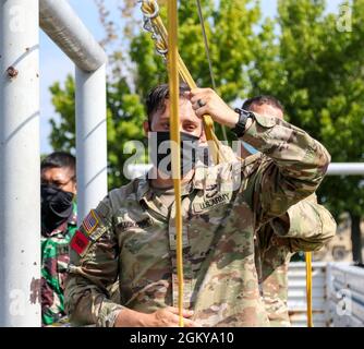 Le Tentara Nasional Indonesia, aux côtés des parachutistes du 2e Bataillon, 508e Régiment d'infanterie de parachutisme, 2e Brigade combat Team, 82e Division aéroportée, a mené une formation de base de recyclage aéroporté le 27 juillet 2021 à fort Bragg, en Caroline du Nord. La Tentara Nasional Indonesia et la 82e Division aéroportée travaillent ensemble pour améliorer l'interopérabilité entre les deux nations. Banque D'Images