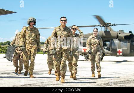 Les soldats de la 62e Brigade médicale, de la Garde nationale de Guam et du First corps des États-Unis s'exercent à traiter et à charger des patients sur un hélicoptère Sikorsky UH-60 Black Hawk, sous la direction du Bataillon de l'aviation de soutien général 1-52, lors d'un entraînement médical dans le cadre du Forager 21 à la base aérienne d'Andersen, Guam, le 28 juillet 2021. Banque D'Images