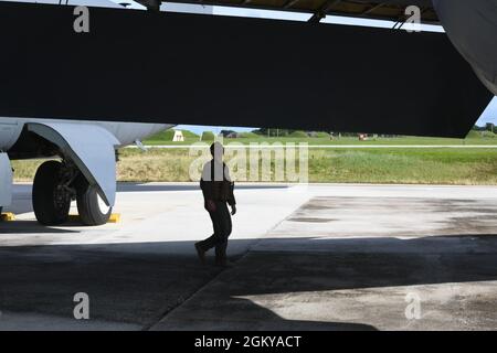 Un membre de l'équipage du 69e Escadron de la bombe expéditionnaire inspecte l'aile d'une Stratoforteresse B-52H avant de partir pour une mission de la Force opérationnelle de bombardement à la base aérienne d'Andersen, Guam, le 27 juillet 2021. Ces missions de bombardiers sont représentatives de l'engagement des États-Unis envers nos alliés et de l'amélioration de la sécurité régionale. Banque D'Images