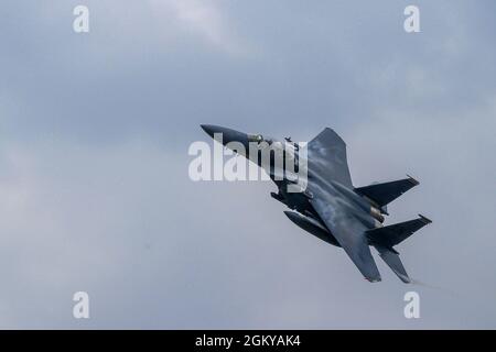 Un aigle F-15E affecté au 494e Escadron de chasseurs effectue des manœuvres avant l'atterrissage à la Royal Air Force Lakenheath, en Angleterre, le 27 juillet 2021. L'aile Liberty organise une formation de routine afin de maintenir la préparation au combat et de protéger les intérêts nationaux des États-Unis et la défense collective des alliés et des partenaires. Banque D'Images