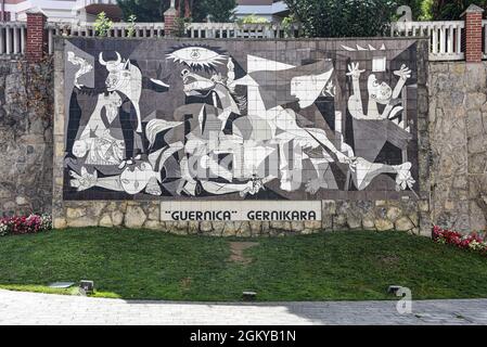 Guernica, Espagne - 11 septembre 2021 : fresque en céramique de la peinture de Guernica de Picasso Banque D'Images