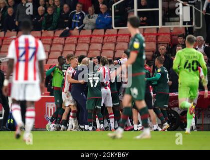 Les joueurs et le personnel de Stoke City se font des heures d'entraînement entre les joueurs et le personnel de Barnsley dans la zone technique de Barnsley pendant le match du championnat Sky Bet au stade bet365, Stoke-on-Trent. Date de la photo: Mercredi 15 septembre 2021. Banque D'Images