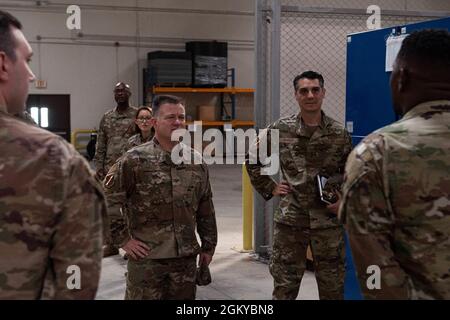 Le colonel Jason Gingrich (à gauche), 39e commandant de l’escadre de la base aérienne, et le Sgt. Scott Shrier (à droite), 39e chef de commandement de l'ABW, parle avec des aviateurs affectés au 39e Escadron de préparation logistique lors d'une séance d'immersion à la base aérienne d'Incirlik, en Turquie, le 27 juillet 2021. La visite de l’équipe de direction de l’escadre faisait partie d’une série de visites d’immersion pour offrir à Gingrich une expérience de première main sur la façon dont chaque unité soutient les missions et les priorités de la 39e ABW et des Forces aériennes américaines en Europe-Air Forces africaines. Banque D'Images