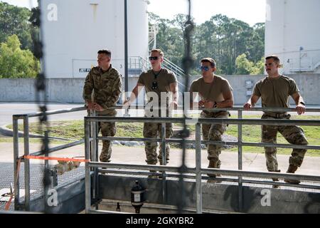 De gauche à droite, les aviateurs senior de la U.S. Air Force, Jesse James, Aaron Blankenship, Tyler Norris et Evan Brinegar, tous les opérateurs de distribution de carburants de préparation logistique d'opérations spéciales, examinent un système de distribution de carburants au cours d'une tournée à Hurlburt Field, en Floride, le 27 juillet 2021. James, Blankenship et Brinegar sont du 137e Escadron de préparation logistique des opérations spéciales (SSRL) et ont mené leur formation annuelle avec leurs homologues actifs, y compris Norris, au 1er SSRL du 26 au 20 juillet 2021. Banque D'Images