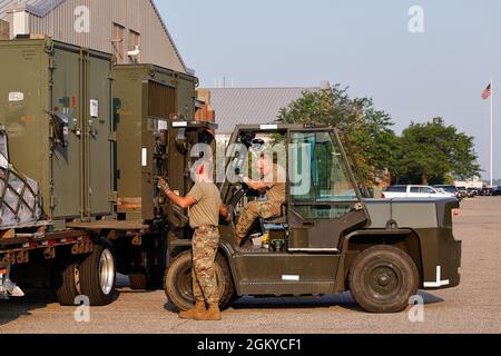 Le chauffeur du chariot élévateur Doug Hermansen de TSgt et Steven Hackett chargent l'équipement de la 127e Escadre, Michigan Air National Guard, à bord d'un camion à la base de la Garde nationale Selfridge Air, Michigan ici le 28 juillet 2-21. L'équipement a été chargé par des aviateurs du 127e Escadron de préparation logistique de la Garde nationale aérienne du Michigan, qui fournit une fonction de terminal aérien (ATF) aux unités militaires de l'État du Michigan. Banque D'Images