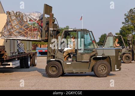 TSgt Elizabeth Wood entraîne un chariot élévateur (avant) TSgt Doug Hermansen pilote de l'équipement de charge de fond du chariot élévateur de la 127e Escadre, Michigan Air National Guard, sur un camion à la base de la Garde nationale de Selfridge Air, Michigan ici le 28 juillet 2-21. L'équipement a été chargé par des aviateurs du 127e Escadron de préparation logistique de la Garde nationale aérienne du Michigan, qui fournit une fonction de terminal aérien (ATF) aux unités militaires de l'État du Michigan. Banque D'Images