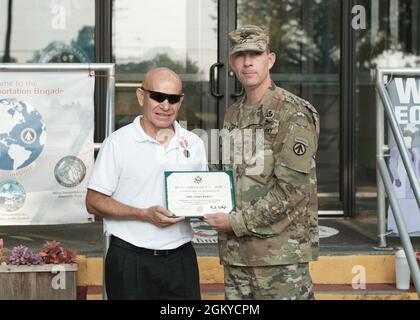 Le colonel Jeremy St. Laurent, commandant de la 597e Brigade des transports, a remis à Tony Perez le Prix du service civil méritoire lors d'une cérémonie de remise des prix à la base conjointe Langley-Eustis, en Virginie, le 28 juillet. Banque D'Images