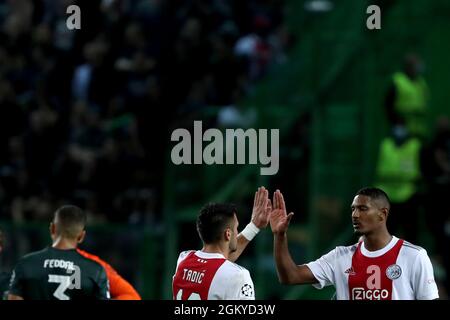 Lisbonne, Portugal. 15 septembre 2021. Sébastien Haller de l'AFC Ajax (R ) célèbre avec Dusan Tadic lors du match de football du groupe C de la Ligue des champions de l'UEFA entre le Sporting CP et l'AFC Ajax au stade Jose Alvalade de Lisbonne, Portugal, le 15 septembre 2021. (Credit image: © Pedro Fiuza/ZUMA Press Wire) Credit: ZUMA Press, Inc./Alamy Live News Banque D'Images