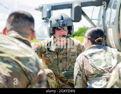 Les soldats de la 62e Brigade médicale et de la Garde nationale de Guam pratiquent le traitement et le chargement des patients sur un hélicoptère Sikorsky UH-60 Black Hawk, sous la direction du Bataillon de l'aviation de soutien général de 1-52, lors d'un entraînement médical dans le cadre du Forager 21 à la base aérienne d'Andersen, Guam, le 28 juillet, 2021. Banque D'Images