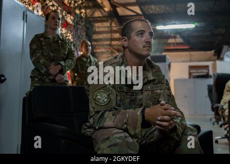 Sergent d'état-major Benjamin Matthews, un instructeur affecté au 39e Escadron des forces de sécurité, assiste à un bref de formation de convoi à la base aérienne d'Incirlik, Turquie, le 28 juillet 2021. Le 39e Escadron de génie civil et le 39e SFS se sont associés pour la formation de convoi afin d'améliorer la préparation à la mission. Les membres se sont entraînés à répondre au contact avec l'ennemi et à se départir des véhicules en feu. Banque D'Images