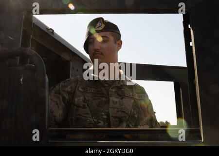 Sergent d'état-major Benjamin Matthews, instructeur affecté au 39e Escadron des forces de sécurité, inspecte un véhicule pendant l'entraînement d'un convoi à la base aérienne d'Incirlik, Turquie, le 28 juillet 2021. Le 39e Escadron de génie civil et le 39e SFS se sont associés pour la formation de convoi afin d'améliorer la préparation à la mission. Les membres se sont entraînés à répondre au contact avec l'ennemi et à se départir des véhicules en feu. Banque D'Images