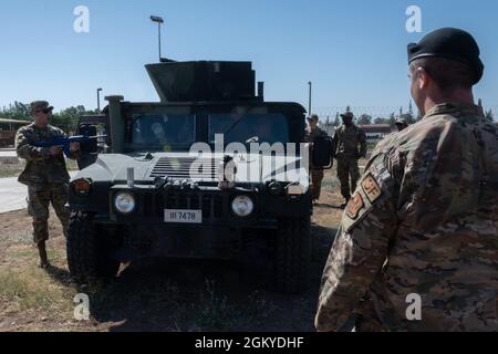 Les aviateurs réagissent à un contact ennemi simulé lors de l'entraînement de convoi à la base aérienne d'Incirlik, Turquie, le 28 juillet 2021. Le 39e Escadron du génie civil et le 39e Escadron des forces de sécurité se sont associés pour l'entraînement des convoi afin d'améliorer la préparation à la mission. Les membres se sont entraînés à répondre au contact avec l'ennemi et à se départir des véhicules en feu. Banque D'Images