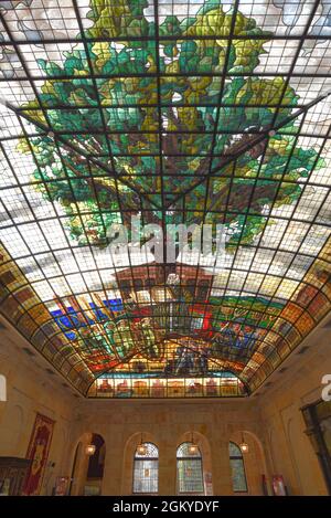 Guernica, Espagne - 11 septembre 2021 : plafond en vitraux de l'arbre de Gernika dans la Maison de l'Assemblée (Casa de las Juntas), Gernika (Guernica), Comte basque Banque D'Images