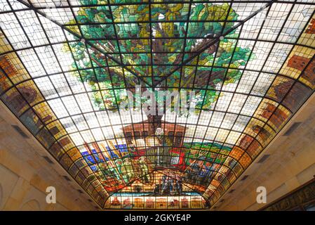 Guernica, Espagne - 11 septembre 2021 : plafond en vitraux de l'arbre de Gernika dans la Maison de l'Assemblée (Casa de las Juntas), Gernika (Guernica), Comte basque Banque D'Images