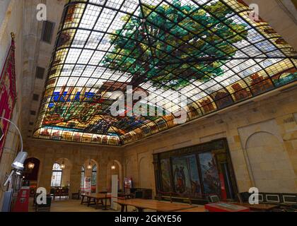 Guernica, Espagne - 11 septembre 2021 : plafond en vitraux de l'arbre de Gernika dans la Maison de l'Assemblée (Casa de las Juntas), Gernika (Guernica), Comte basque Banque D'Images