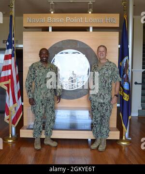 ADM. Arrière Stephen D. Barnett, commandant de la région de la Marine Sud-Ouest, a visité la base navale de point Loma le 28 juillet 2021, où il a été accueilli par le capitaine Kenneth Franklin, commandant de la base navale de point Loma. Barnett a assumé le commandement à titre de commandant de la région de la Marine Sud-Ouest en juillet 2021. Banque D'Images