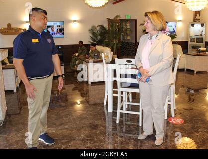 SANTA RITA, Guam (28 juillet 2021) - Mme Linda Gilday, épouse du chef adjoint des opérations navales. Mike Gilday, a rencontré des organismes de services Unis Banque D'Images