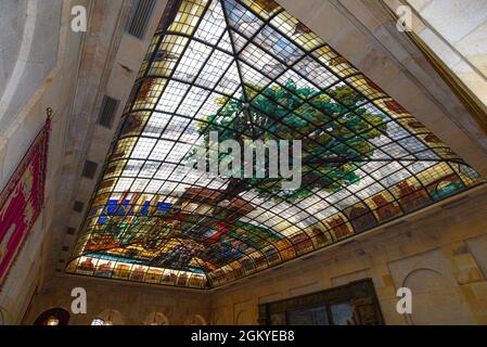 Guernica, Espagne - 11 septembre 2021 : plafond en vitraux de l'arbre de Gernika dans la Maison de l'Assemblée (Casa de las Juntas), Gernika (Guernica), Comte basque Banque D'Images