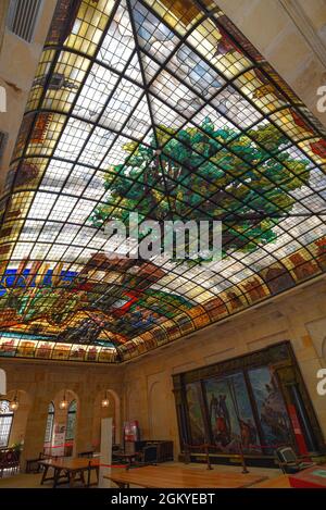 Guernica, Espagne - 11 septembre 2021 : plafond en vitraux de l'arbre de Gernika dans la Maison de l'Assemblée (Casa de las Juntas), Gernika (Guernica), Comte basque Banque D'Images