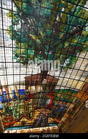 Guernica, Espagne - 11 septembre 2021 : plafond en vitraux de l'arbre de Gernika dans la Maison de l'Assemblée (Casa de las Juntas), Gernika (Guernica), Comte basque Banque D'Images