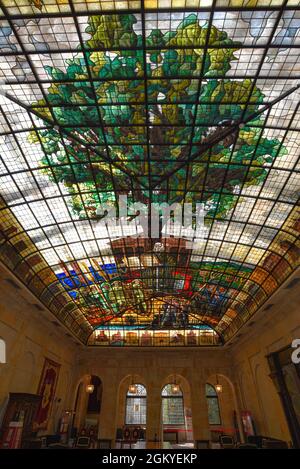 Guernica, Espagne - 11 septembre 2021 : plafond en vitraux de l'arbre de Gernika dans la Maison de l'Assemblée (Casa de las Juntas), Gernika (Guernica), Comte basque Banque D'Images