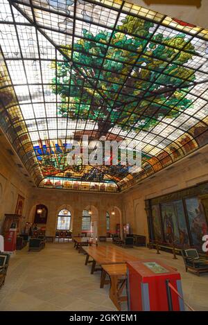 Guernica, Espagne - 11 septembre 2021 : plafond en vitraux de l'arbre de Gernika dans la Maison de l'Assemblée (Casa de las Juntas), Gernika (Guernica), Comte basque Banque D'Images