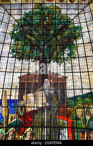 Guernica, Espagne - 11 septembre 2021 : plafond en vitraux de l'arbre de Gernika dans la Maison de l'Assemblée (Casa de las Juntas), Gernika (Guernica), Comte basque Banque D'Images