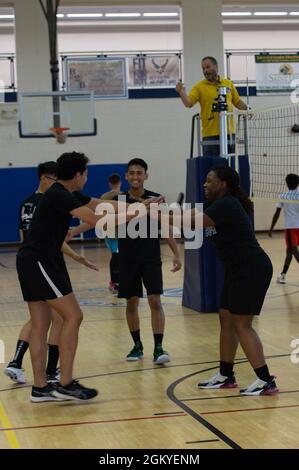 Les marins de la Marine américaine affectés au porte-avions USS John C. Stennis (CVN 74) célèbrent un score lors d'un tournoi de volley-ball aux Jeux olympiques d'été du milieu de l'Atlantique, un événement moral, bien-être et loisirs, au Shellbank Fitness Center, sur la base aérienne de Langley, à Hampton, en Virginie, le 27 juillet 2021. John C. Sennis est à Newport News Shipyard travaillant aux côtés de NNS, de NAVSEA et d'entrepreneurs qui effectuent le ravitaillement en carburant et la révision complexe dans le cadre de la mission de livrer le navire de guerre dans le combat, dans les délais et dans le budget, pour reprendre son devoir de défendre les États-Unis. Banque D'Images