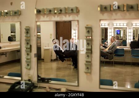 Le président Barack Obama rencontre l'ancien président George H. W. Bush et le secrétaire à la Défense Robert Gates avant le forum points of Light à l'université Texas A&M, à College Station, Texas, le 16 octobre 2009. (Photo officielle de la Maison Blanche par Pete Souza) cette photo officielle de la Maison Blanche est disponible uniquement pour publication par les organismes de presse et/ou pour impression personnelle par le(s) sujet(s) de la photo. La photographie ne peut être manipulée d'aucune manière et ne peut pas être utilisée dans des documents commerciaux ou politiques, des publicités, des courriels, des produits, des promotions qui, de quelque manière que ce soit, suggèrent Banque D'Images