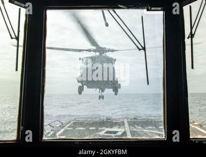 210728-N-HG846-1046 CORAL SEA (le 28 juillet 2021) – un MH-60R Seahawk affecté aux « seigneurs de guerre » de l'escadron de frappe maritime de l'hélicoptère (HSM-51) prend son vol à bord de l'USS Rafael Peralta (DDG 115) pendant l'exercice Talisman Sabre 21. Les forces australiennes et américaines se combinent tous les deux ans pour Talisman Sabre, un exercice multidomaine d'un mois qui renforce les capacités des partenaires alliés pour répondre à la gamme complète des concerts de sécurité Indo-Pacific. Banque D'Images