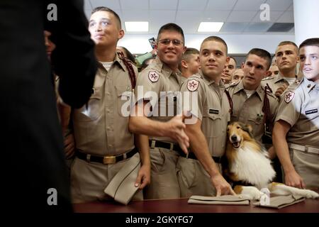 Le président Barack Obama accueille les cadets du Marine corps et Reveille, la mascotte de l'Aggie, dans le Marines corps Mess Hall de l'Université Texas A&M, à College Station, Texas, le 16 octobre 2009. (Photo officielle de la Maison Blanche par Pete Souza) cette photo officielle de la Maison Blanche est disponible uniquement pour publication par les organismes de presse et/ou pour impression personnelle par le(s) sujet(s) de la photo. La photographie ne peut être manipulée d'aucune manière et ne peut pas être utilisée dans des documents commerciaux ou politiques, des publicités, des courriels, des produits, des promotions qui, de quelque manière que ce soit, suggèrent une approbation ou une approbation o Banque D'Images