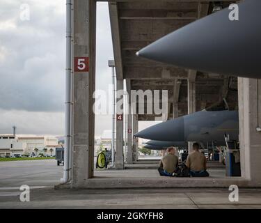 Les aviateurs de la US Air Force de la 44e unité d'entretien d'aéronefs font une pause à la base aérienne de Kadena, au Japon, le 28 juillet 2021. La 44e UMA est composée de plus de 250 agents de maintenance qui s'emploient à garantir que les pilotes ont des avions prêts au combat. Malgré les défis posés par les températures brûrantes et la pluie battante, les agents d'entretien des avions se mettent à la hauteur de la mission chaque jour qu'ils se mettent sur la ligne de vol. Banque D'Images