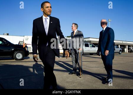 Le président Barack Obama dit Au revoir à l'ancien président George H. W. Bush et à l'ancien secrétaire d'État James A. Baker, avant le départ de la zone d'atterrissage d'Easterwood Field, à College Station, Texas, le 16 octobre 2009. (Photo officielle de la Maison Blanche par Pete Souza) cette photo officielle de la Maison Blanche est disponible uniquement pour publication par les organismes de presse et/ou pour impression personnelle par le(s) sujet(s) de la photo. La photographie ne peut être manipulée d'aucune manière et ne peut pas être utilisée dans des documents commerciaux ou politiques, des publicités, des courriels, des produits, des promotions qui, dans toute l'entreprise Banque D'Images