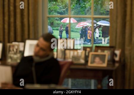 Les visiteurs de la visite des jardins de l'automne 2009 passent devant le bureau ovale alors que le président Barack Obama parle au téléphone avec le Premier ministre turc Recep Tayyip Erdogan, le 17 octobre 2009. (Photo officielle de la Maison Blanche par Pete Souza) cette photo officielle de la Maison Blanche est disponible uniquement pour publication par les organismes de presse et/ou pour impression personnelle par le(s) sujet(s) de la photo. La photographie ne peut être manipulée d'aucune manière et ne peut pas être utilisée dans des documents commerciaux ou politiques, des publicités, des courriels, des produits, des promotions qui, de quelque manière que ce soit, suggèrent l'approbation ou l'approbation du P Banque D'Images