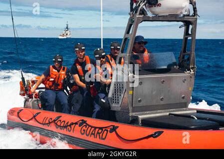 Les membres de la Garde côtière à bord du Cutter Munro de la Garde côtière conduisent une formation sur un bateau à l'horizon dans l'océan Pacifique, le 28 juillet 2019. La formation de deux bateaux a permis aux équipages de maintenir leurs compétences opérationnelles et de respecter les quotas de formation. Banque D'Images