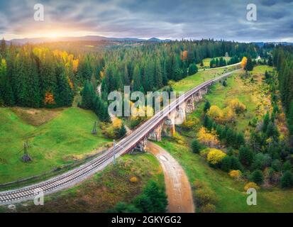 Magnifique viaduc ancien au coucher du soleil dans les montagnes carpates en automne Banque D'Images