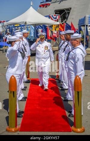 SAN DIEGO (29 juillet 2021) Cmdr. James Davenport, ancien commandant du navire de combat littoral USS Independence (LCS 2) part de la cérémonie de désaffectation d'Independence. L'indépendance a été mise hors service après plus de 10 ans de service distingué. Mis en service le 16 janvier 2010, USS Independence a été un navire de test et de formation et a joué un rôle clé dans le développement des concepts opérationnels fondamentaux de la configuration et du déploiement actuels de la LCS d'aujourd'hui. Le déclassement de LCS 2 soutient les initiatives de réforme des processus d'affaires à l'échelle du Ministère afin de libérer du temps, des ressources et de la main-d'œuvre Banque D'Images