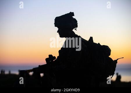 Un Royal Marine britannique, avec 40 Commando, avance lors d'un assaut sur la plage dans le Queensland, en Australie, tout en participant à l'exercice Talisman Sabre 2021, juillet 30. Il s'agit de la neuvième itération de Talisman Sabre, un exercice militaire bilatéral à grande échelle entre l'Australie et les États-Unis impliquant plus de 17,000 participants de sept pays. Banque D'Images