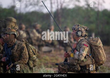 Une Marine royale britannique, avec 40 Commando, observe des mouvements de forces amicales lors d'un assaut sur la plage dans le Queensland, en Australie, tout en participant à l'exercice Talisman Sabre 2021. Il s'agit de la neuvième itération de Talisman Sabre, un exercice militaire bilatéral à grande échelle entre l'Australie et les États-Unis impliquant plus de 17,000 participants de sept pays. Banque D'Images