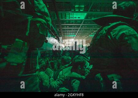 British Royal Marines, avec 40 Commando, se rendre dans un bateau d'atterrissage sur le chemin d'un assaut de plage dans le Queensland, en Australie, pendant l'exercice Talisman Sabre 2021, juillet 30. Il s'agit de la neuvième itération de Talisman Sabre, un exercice militaire bilatéral à grande échelle entre l'Australie et les États-Unis impliquant plus de 17,000 participants de sept pays. Banque D'Images