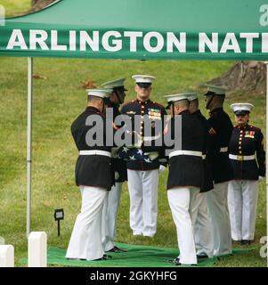 Les porteurs de corps de la compagnie Bravo, Marine Barracks Washington, organisent des funérailles pour le Cpl. Gurpreet Singh, cimetière national d'Arlington, Arlington, Virginie, 29 juillet 2021. Le Caporal Singh est décédé le mercredi 22 juin 2011 des blessures reçues lors d’opérations de combat dans la province de Helmand, en Afghanistan, à l’appui de l’opération Enduring Freedom. Singh est né en Inde le 28 septembre 1989 et est venu en Amérique avec sa famille en 2000. Le caporal Singh s'est enrôla le 5 novembre 2007 et il a servi deux déploiements de combat. Ses prix de service incluent le cœur violet, le ruban d'action de combat, Banque D'Images