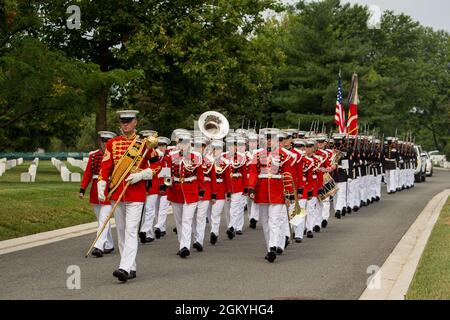 Marines avec Marine Barracks Washington, marche à travers le cimetière national d'Arlington pendant un enterrement avec honneur complet pour le Cpl. Gurpreet Singh, cimetière national d'Arlington, Arlington, Virginie, 29 juillet 2021. Le Caporal Singh est décédé le mercredi 22 juin 2011 des blessures reçues lors d’opérations de combat dans la province de Helmand, en Afghanistan, à l’appui de l’opération Enduring Freedom. Singh est né en Inde le 28 septembre 1989 et est venu en Amérique avec sa famille en 2000. Le caporal Singh s'est enrôla le 5 novembre 2007 et il a servi deux déploiements de combat. Ses récompenses de service incluent le cœur violet, Banque D'Images