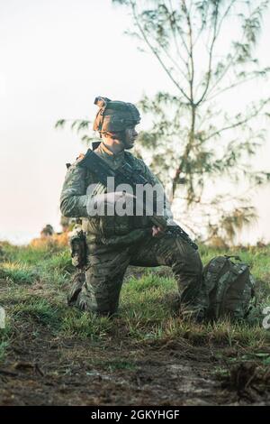 Une Marine royale britannique, avec 40 Commando, recherche les mouvements ennemis lors d'un assaut sur la plage dans le Queensland, en Australie, tout en participant à l'exercice Talisman Sabre 2021. Il s'agit de la neuvième itération de Talisman Sabre, un exercice militaire bilatéral à grande échelle entre l'Australie et les États-Unis impliquant plus de 17,000 participants de sept pays. Banque D'Images