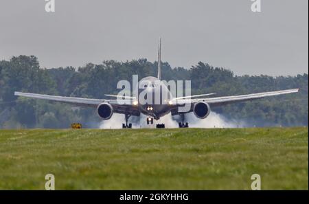 Un KC-46A Pegasus atterrit à la base de la garde nationale de Selfridge Air, au Michigan, le 30 juillet 2021. L'avion est arrivé à Selfridge pour ramasser des cargaisons chargées par le 127e Escadron de préparation logistique. Le KC-46A est la première phase de la recapitalisation de la flotte vieillissante de navires-citernes de la U.S. Air Force. Grâce à ses capacités accrues de ravitaillement en carburant, de chargement et d'évacuation aéromédicale, il fournira un soutien de ravitaillement aérien de nouvelle génération à l'Armée de l'Air, à la Marine, au corps maritime et aux récepteurs des pays partenaires. Banque D'Images