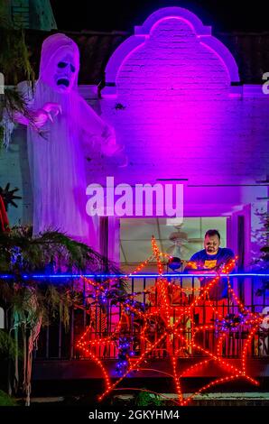 Un homme se tient seul sur un balcon décoré pour Halloween, le 10 septembre 2021, à Mobile, Alabama. Banque D'Images