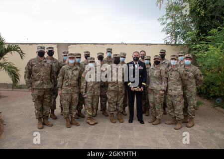 Bang. Le général Aida T. Borras, Force opérationnelle de l'armée américaine pour l'Europe du Sud, commandant général adjoint de l'Afrique, représente une photo de groupe avec des soldats de la 44e Brigade médicale lors de la cérémonie de clôture de l'exercice de préparation médicale 21-4 à l'hôpital militaire de Ouakum, Dakar, Sénégal, le 28 juillet 2021. L'exercice, du 12 au 30 juillet 2021, a fourni un environnement réel où les professionnels de la médecine des deux armées ont construit et renforcé leurs capacités de traitement médical en perfectant leurs compétences médicales dans des conditions alternatives tout en apprenant différents protocoles de leurs homologues. Banque D'Images